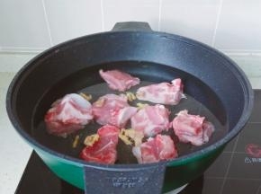 排骨冷水下锅，放生姜片。