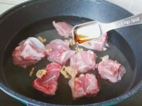 加入料酒少许。