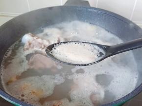 开大火焯水，焯水期间把那个浮沫撇去，抄写的排骨用清水冲洗干净。