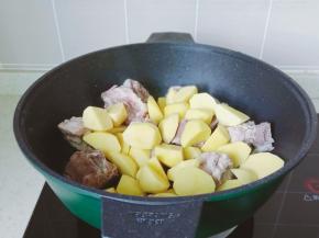 把排骨，土豆重新放入锅里。