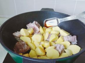 加入料酒一勺。