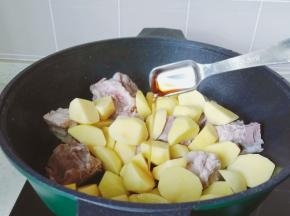 加入料酒一勺。