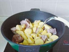 加入适量的清水，开大火炖煮半小时。