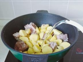 加入适量的清水，开大火炖煮半小时。