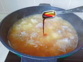 加入生抽，盐调味。