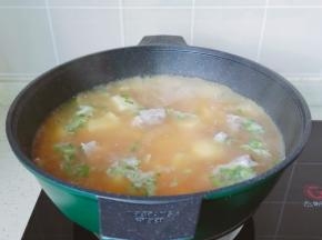 出锅前撒点葱花，味精即可。