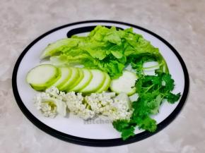 蔬菜洗净切好。