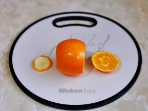 橙子洗净，切掉底部与顶部，如图所示。