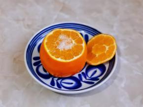 撒上1小勺盐，涂抹均匀。