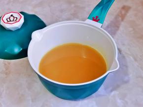 锅中加入纯净水，加入火锅蘸料。