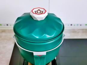 盖上盖子大火烧开，蒸煮6分钟。