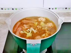 这时橙子蒸好了，丸子也熟了，加入蔬菜。