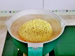 加入泡面饼煮1分钟。