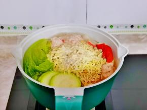 加入所有食材，芝士碎撒在泡面上，撒上白芝麻煮两分钟关火。