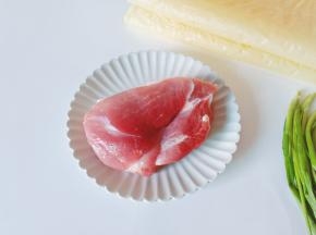 准备猪肉，豆腐皮。