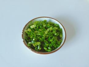 香葱切丁备用。