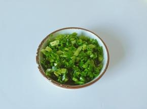 香葱切丁备用。