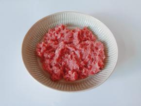 猪肉剔除筋膜，再剁成肉泥。