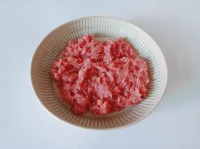 猪肉剔除筋膜，再剁成肉泥。