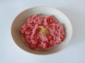 十三香半勺，搅拌均匀。