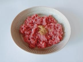 十三香半勺，搅拌均匀。