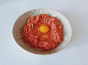 加入一个鸡蛋再次搅拌。