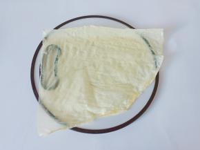 豆腐皮用清水淋一下，这样软一点好卷肉。