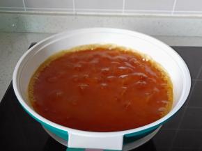 蒸好的豆腐皮汤汁放到锅里加一点生抽，蚝油，水淀粉勾芡。