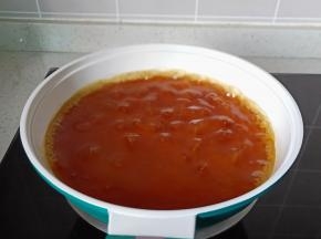 蒸好的豆腐皮汤汁放到锅里加一点生抽，蚝油，水淀粉勾芡。