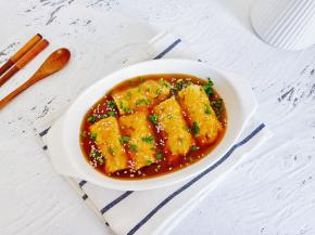 把豆腐皮卷肉切小段，料汁淋上面。