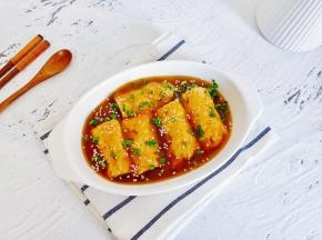 把豆腐皮卷肉切小段，料汁淋上面。