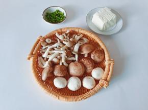 准备新鲜的菌菇类与豆腐半盒。