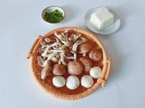 准备新鲜的菌菇类与豆腐半盒。
