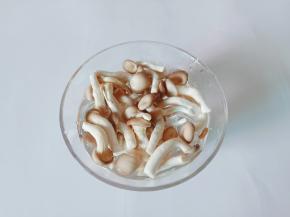 秀珍菇放入盐水里浸泡清洗干净。