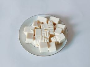 豆腐对半切开，再切成小方块。