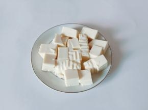 豆腐对半切开，再切成小方块。