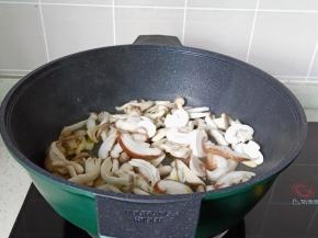 热锅热油把三种菇放到里面爆炒。