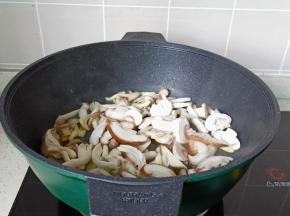 热锅热油把三种菇放到里面爆炒。