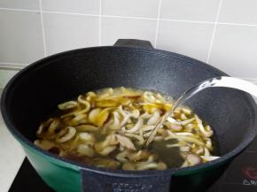 加入适量的清水，开大火炖煮五分钟。