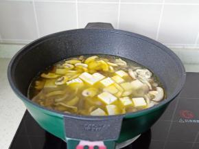 再加入豆腐继续煮。
