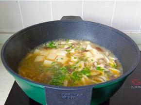 出锅前撒点葱花。