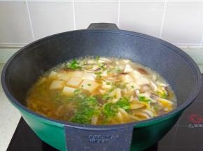 出锅前撒点葱花。