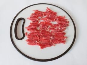 牛肉横着切成细丝【牛肉冷冻一下切丝非常方便。】