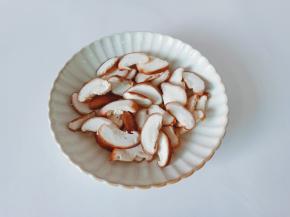 香菇清洗好，切成薄片。