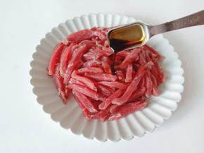 牛肉丝放入生抽一勺。