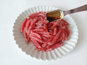 牛肉丝放入生抽一勺。