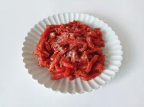 加细盐半勺搅拌上劲。