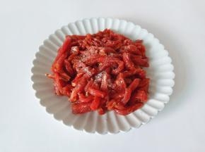 加细盐半勺搅拌上劲。