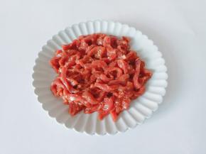 最后加上淀粉搅拌均匀，用芝麻油锁住水分腌制10分钟。