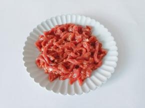 最后加上淀粉搅拌均匀，用芝麻油锁住水分腌制10分钟。